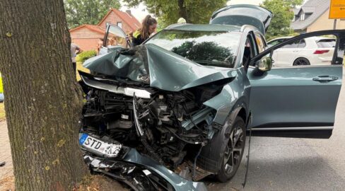 Beckdorf: Kia kracht in Baum, Fahrer bei Unfall schwer verletzt