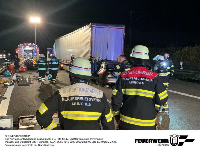 München: Unfall auf A99, Pkw gerät unter Lkw: Fahrer stirbt