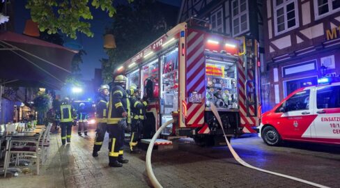 Celle: Feuer-Drama in Altstadt, Person vom Dach gerettet