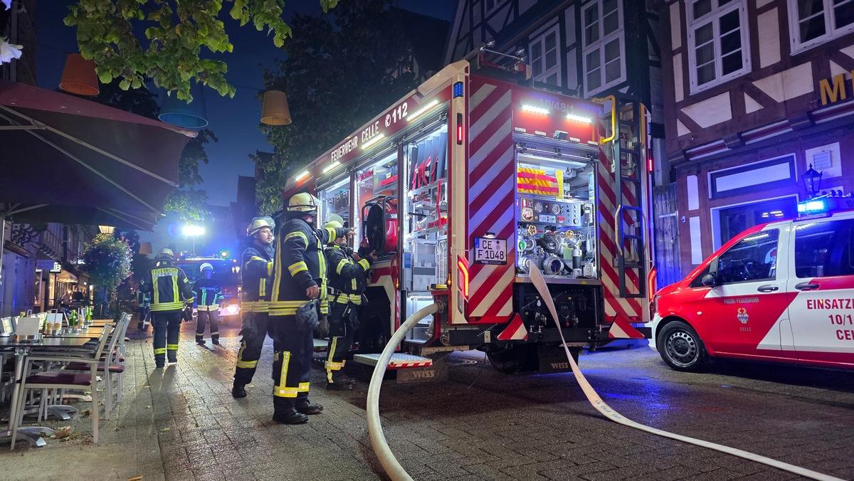 Celle: Feuer-Drama in Altstadt, Person vom Dach gerettet