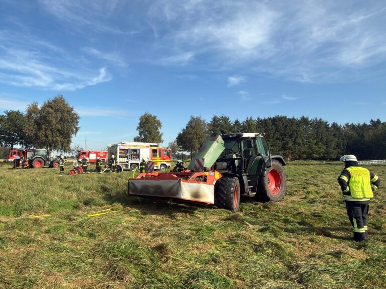 Aurich: Traktor gerät beim Mähen in Brand