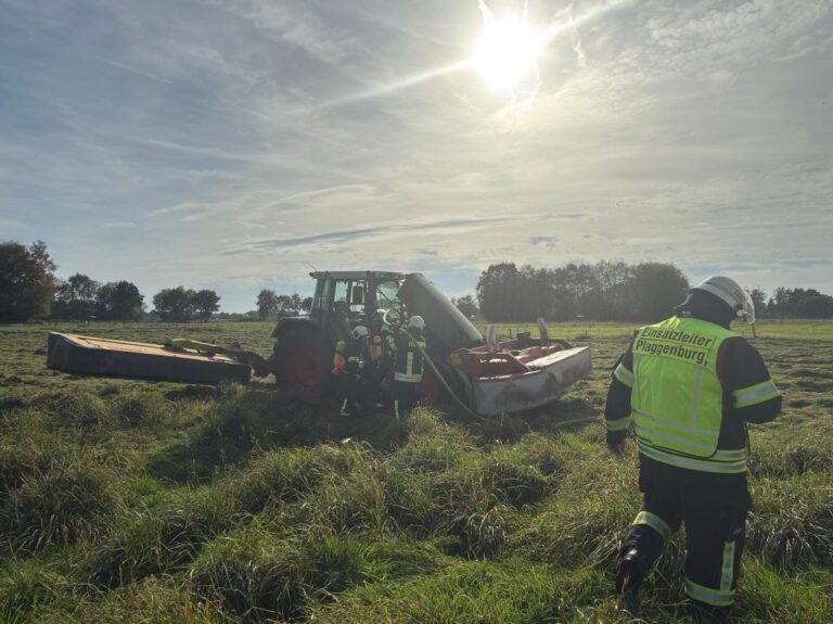 Aurich: Traktor gerät beim Mähen in Brand
