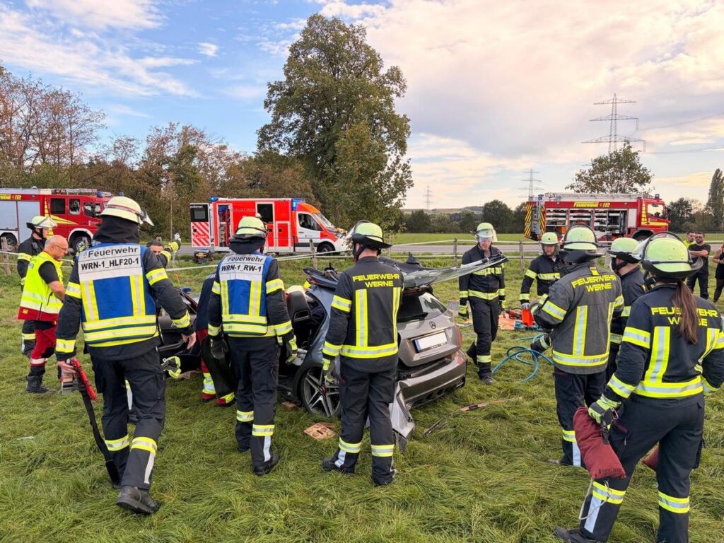 Werne: Auto schleudert auf Feld, Feuerwehr befreit Fahrer bei Unfall