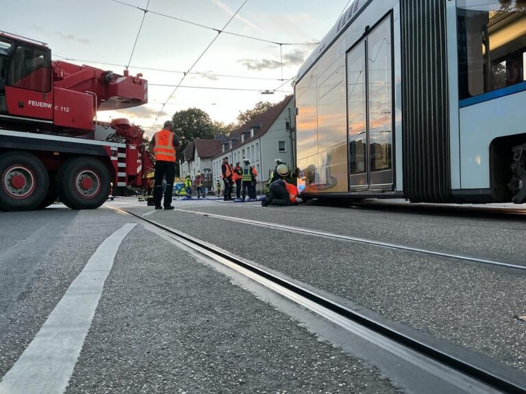 Bochum: Straßenbahn entgleist bei Unfall, 3 Verletzte