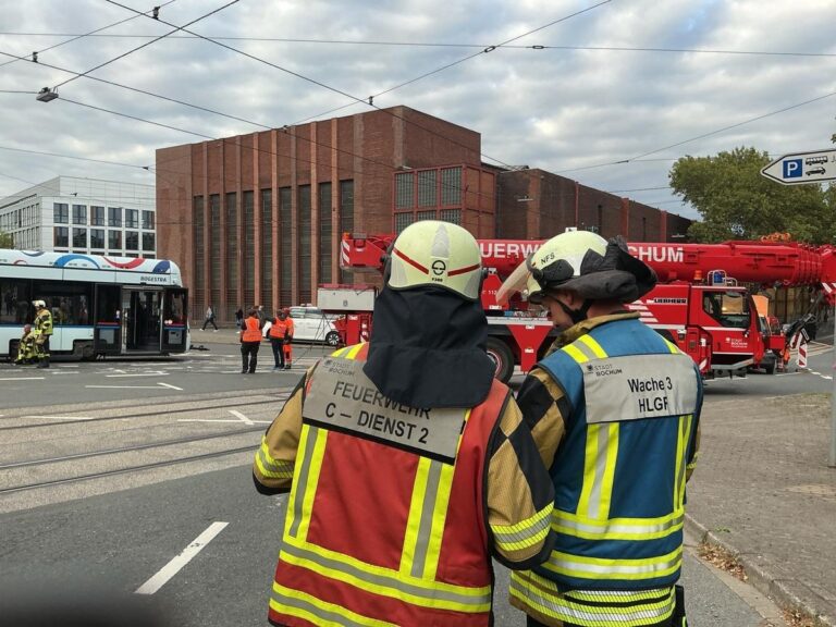 Bochum: Straßenbahn entgleist bei Unfall, 3 Verletzte