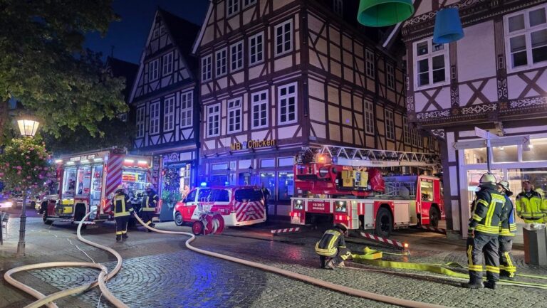 Celle: Feuer-Drama in Altstadt, Person vom Dach gerettet