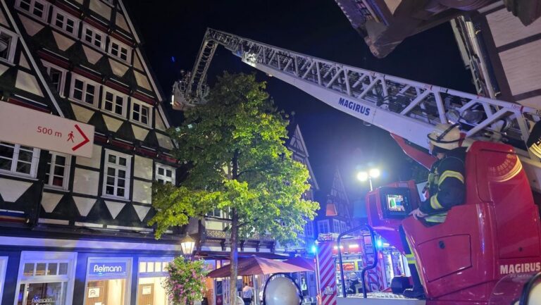 Celle: Feuer-Drama in Altstadt, Person vom Dach gerettet