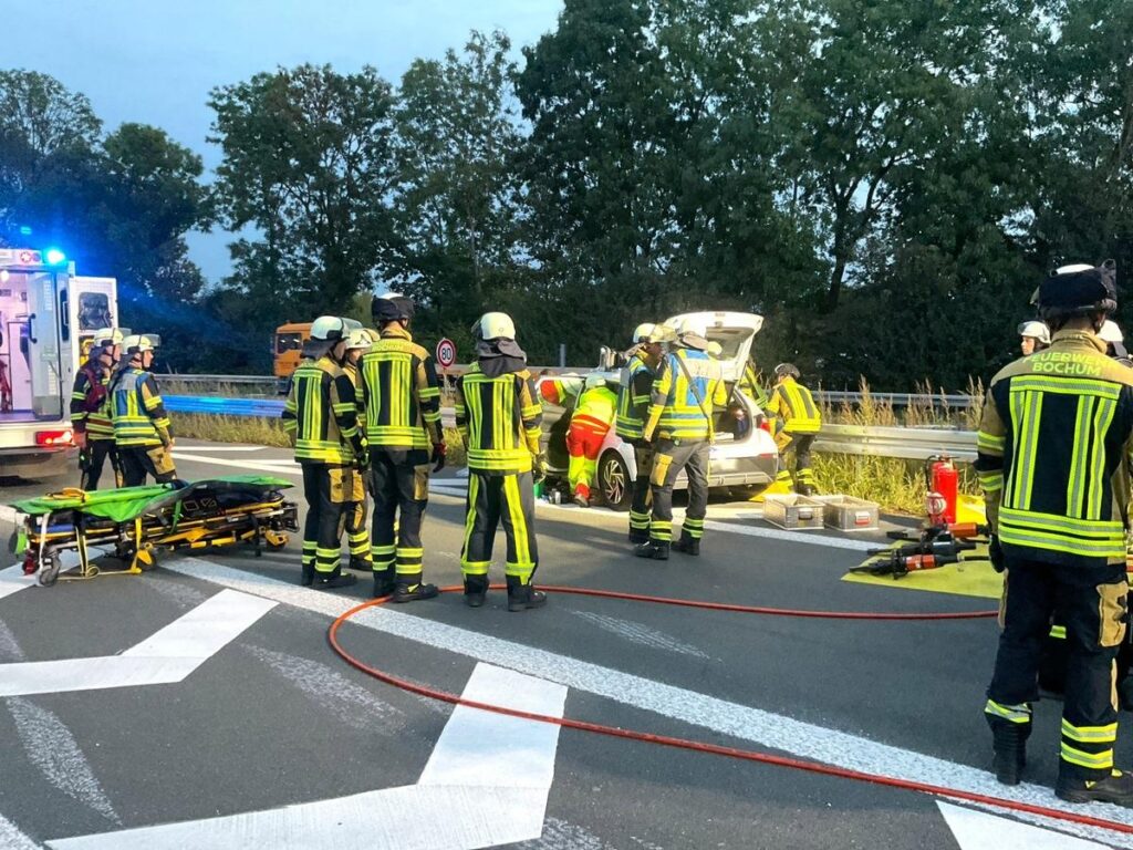 Bochum: Unfall auf A40, Person schwer verletzt befreit