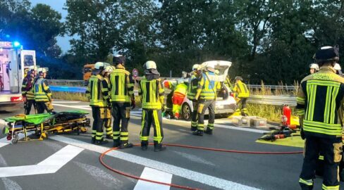 Bochum: Unfall auf A40, Person schwer verletzt befreit