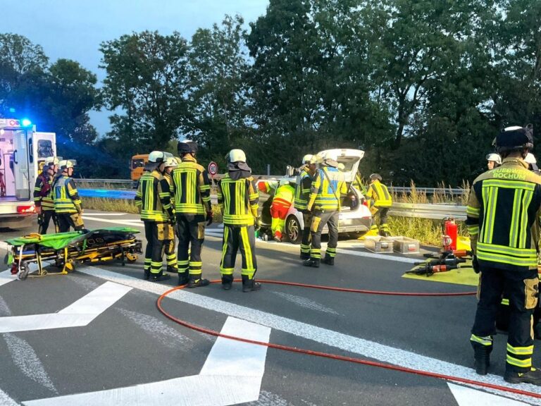Bochum: Unfall auf A40, Person schwer verletzt befreit