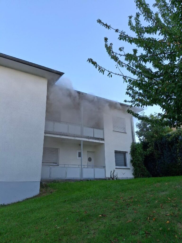 Bonn: Fenster platzt bei Brand, Wohnung unbewohnbar