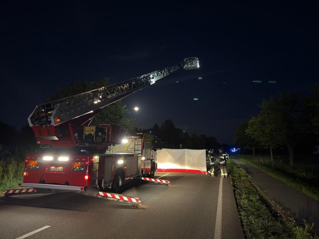 Aurich: Bikerin stirbt bei Unfall, Hubschrauber im Einsatz