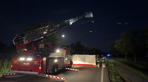 Aurich: Bikerin stirbt bei Unfall, Hubschrauber im Einsatz