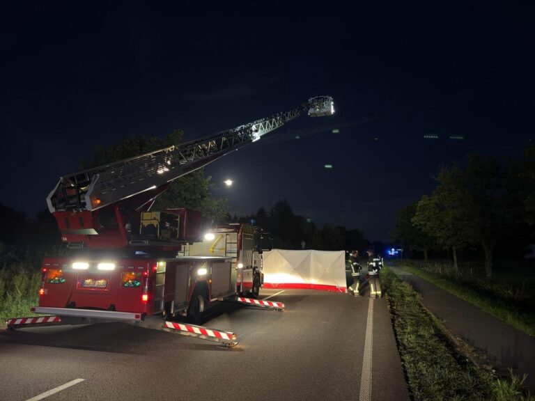 Aurich: Bikerin stirbt bei Unfall, Hubschrauber im Einsatz