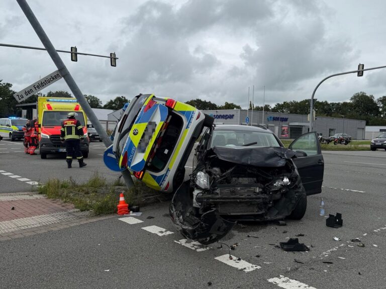 Aurich: Streifenwagen kippt nach Unfall, 4 Verletzte