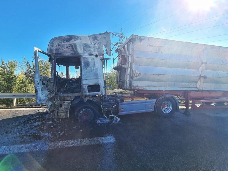 Stockach: Lkw-Kabine brennt auf A98, Feuer-Drama