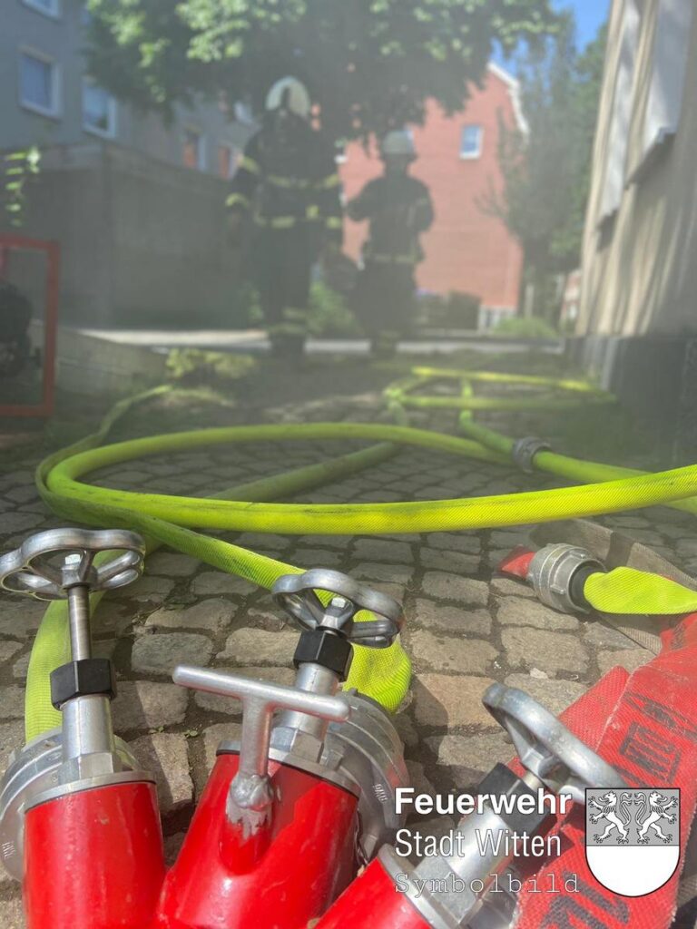 Witten: Feuer-Drama am Heuweg, Dachstuhlbrand dauert an