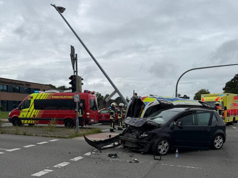Aurich: Streifenwagen kippt nach Unfall, 4 Verletzte