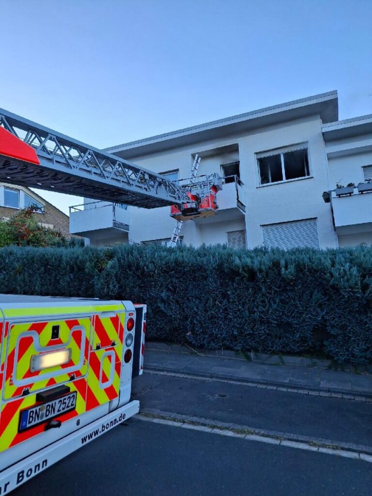 Bonn: Fenster platzt bei Brand, Wohnung unbewohnbar