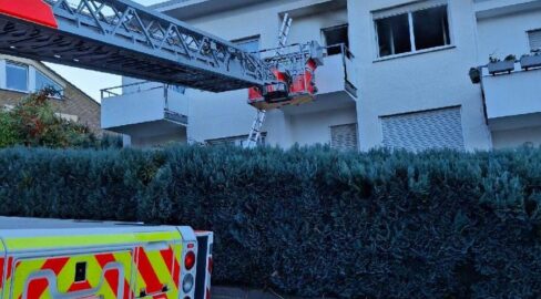 Bonn: Fenster platzt bei Brand, Wohnung unbewohnbar