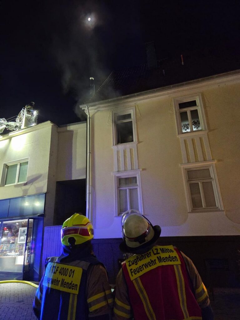 Menden (Sauerland): Brand in Wohnhaus, Verletzter in Klinik