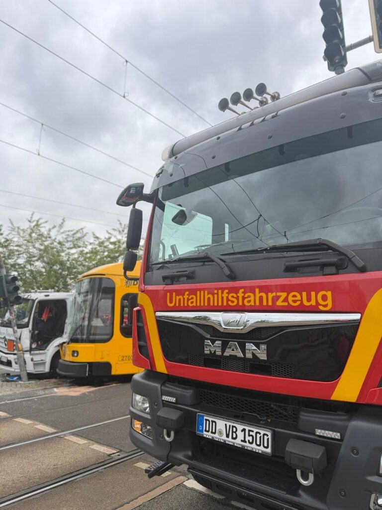 Dresden: Tram entgleist bei Unfall mit Lkw: Vollsperrung