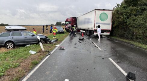 Mülheim an der Ruhr: Lkw rammt Autos, Vollsperrung nach Unfall