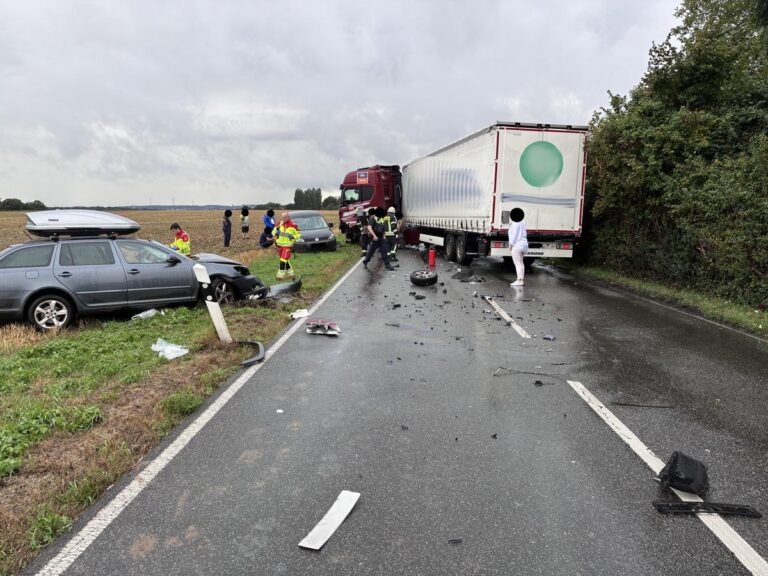 Mülheim an der Ruhr: Lkw rammt Autos, Vollsperrung nach Unfall