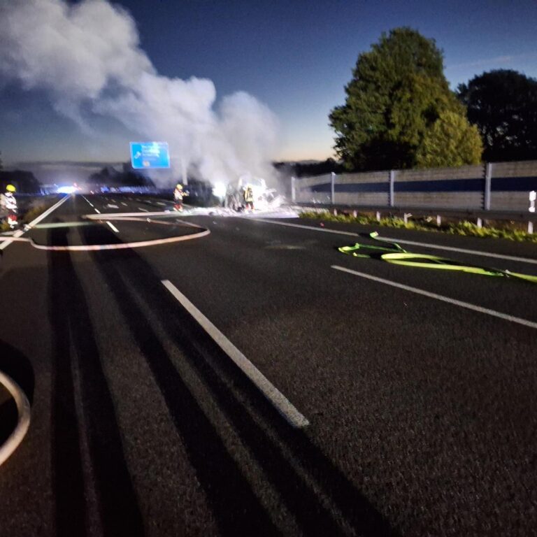 Sottrum: Transporter explodiert auf A1: Feuer und Vollsperrung