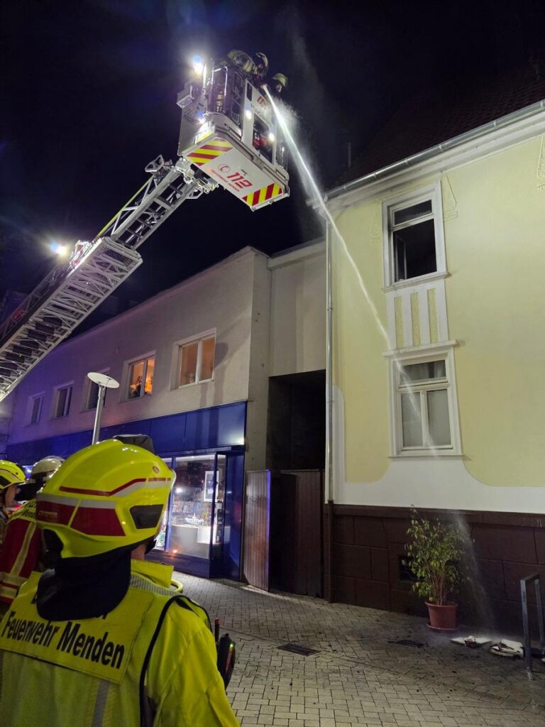 Menden (Sauerland): Brand in Wohnhaus, Verletzter in Klinik