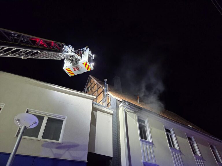 Menden (Sauerland): Brand in Wohnhaus, Verletzter in Klinik