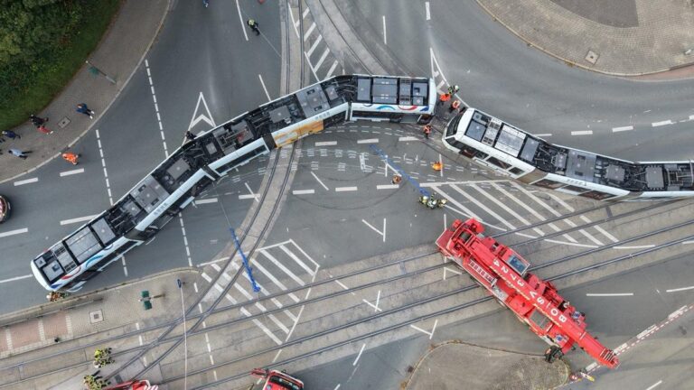 Bochum: Straßenbahn entgleist bei Unfall, 3 Verletzte