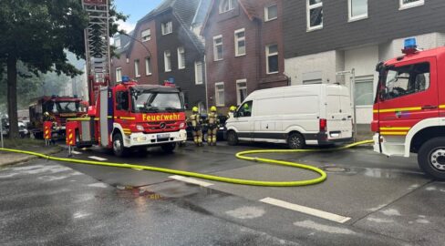 Gelsenkirchen: Gas-Verpuffung bei Kellerbrand, 2 Retter verletzt