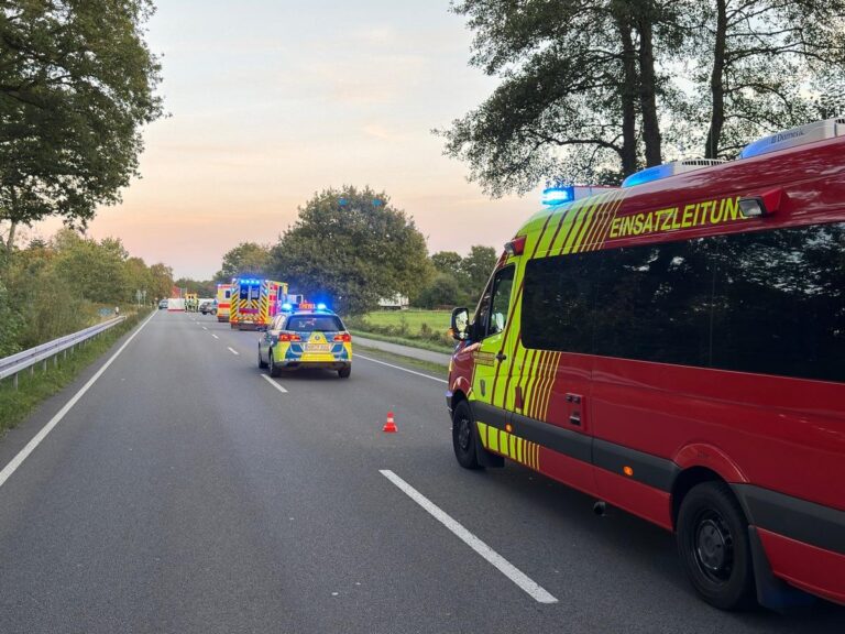 Aurich: Bikerin stirbt bei Unfall, Hubschrauber im Einsatz