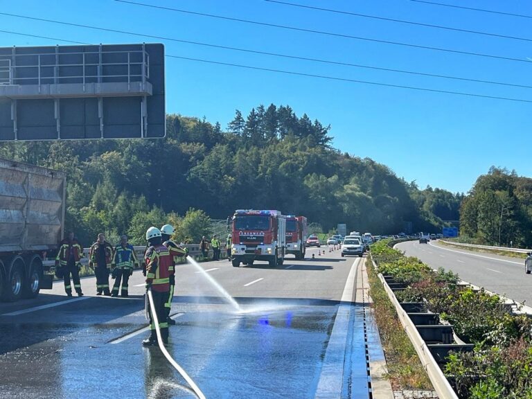 Stockach: Lkw-Kabine brennt auf A98, Feuer-Drama