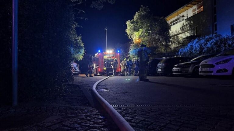 Berlin: Brand in Staaken, Person lebensgefährlich verletzt