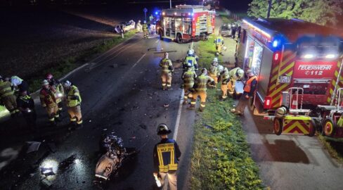 Voerde: 2 Autos krachen zusammen, Unfall fordert Schwerverletzte