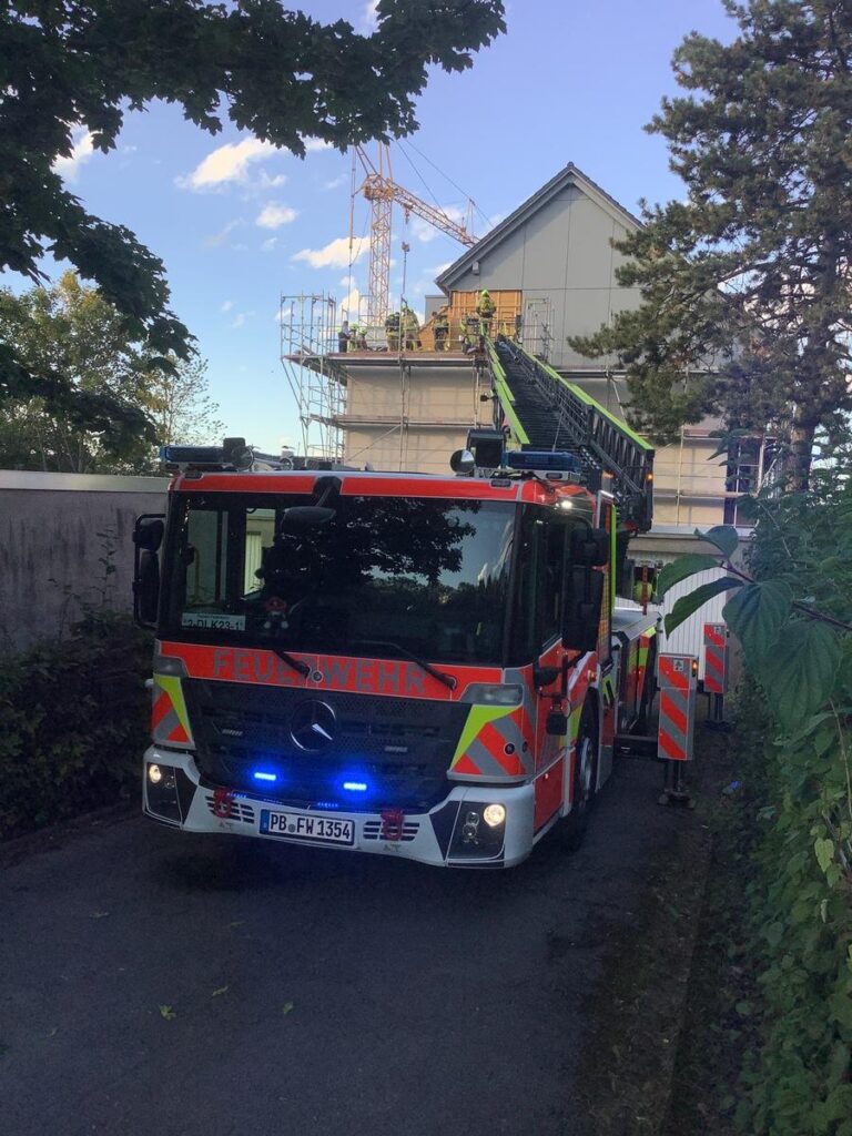 Paderborn: Brand hinter Fassade löst Großeinsatz aus