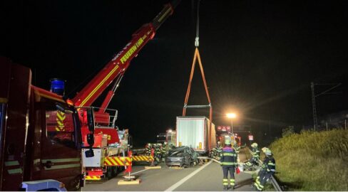 München: Unfall auf A99, Pkw gerät unter Lkw: Fahrer stirbt