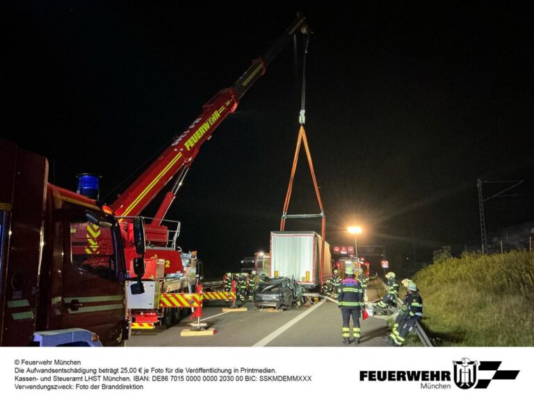München: Unfall auf A99, Pkw gerät unter Lkw: Fahrer stirbt
