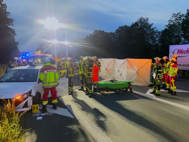 Bochum: Unfall auf A40, Person schwer verletzt befreit