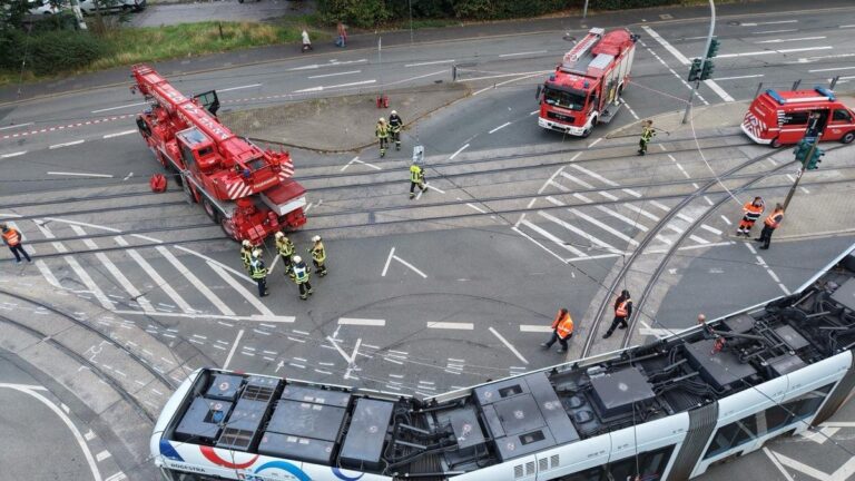 Bochum: Straßenbahn entgleist bei Unfall, 3 Verletzte