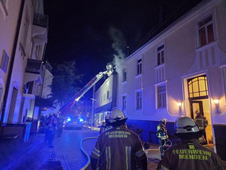 Menden (Sauerland): Brand in Wohnhaus, Verletzter in Klinik
