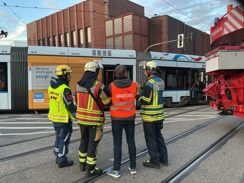 Bochum: Straßenbahn entgleist bei Unfall, 3 Verletzte