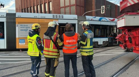 Bochum: Straßenbahn entgleist bei Unfall, 3 Verletzte
