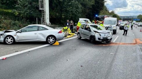 Schwelm: Unfall auf A1, 4 Pkw krachen ineinander: 7 Verletzte
