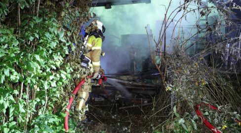 Dresden: Brand in Kleingarten, Tore stoppen Feuerwehr