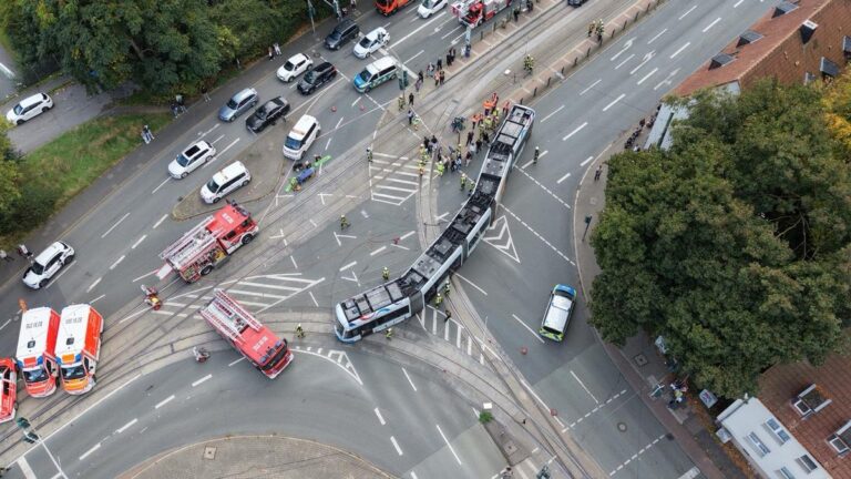 Bochum: Straßenbahn entgleist bei Unfall, 3 Verletzte