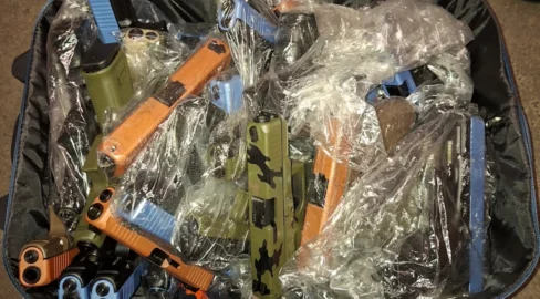 Köln: Razzia gegen Waffenhändler, 165 Glocks sichergestellt