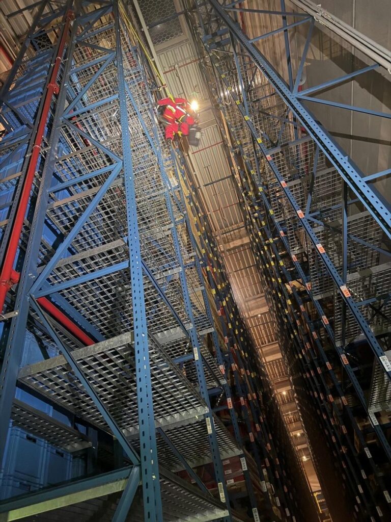 Oberhausen: Brand im Hochregallager, Höhenretter im Einsatz